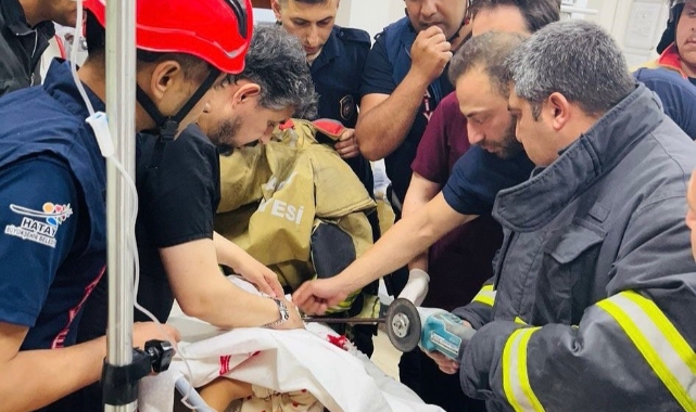 Hatay’da çocuğun beline demir saplandı