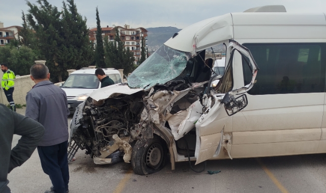 Hatay’da tır ile öğrenci servisi çarpıştı! 2 yaralı
