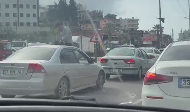 Hatay'da trafikte otomobilin üzerinde alkol tüketen şahsın keyfi pes dedirtti