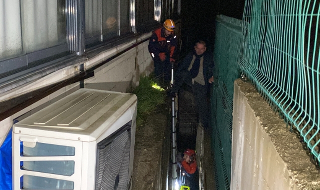 İki duvar arasındaki boşluğa düştü AFAD kurtardı