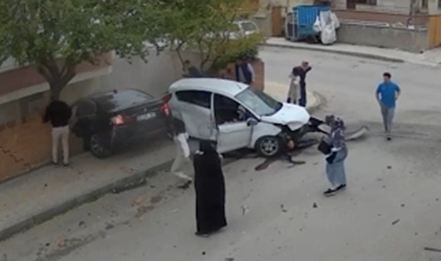 İki otomobil çarpıştı, çocuk camdan fırladı...