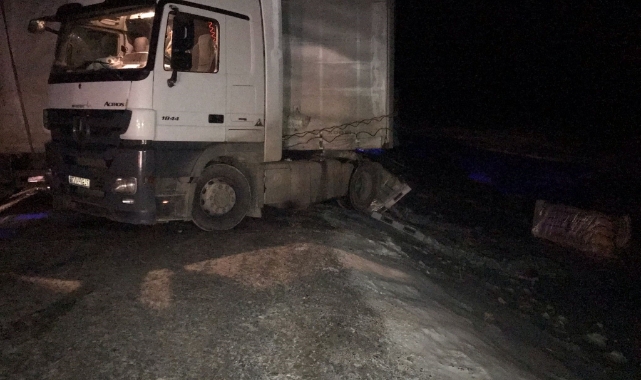 Ilgar Dağı'nda buzlanmadan kayan tır, yolu kapattı