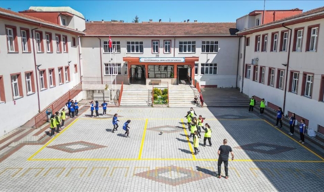 İnegöl Belediyesi okul bahçelerine baharı getirdi