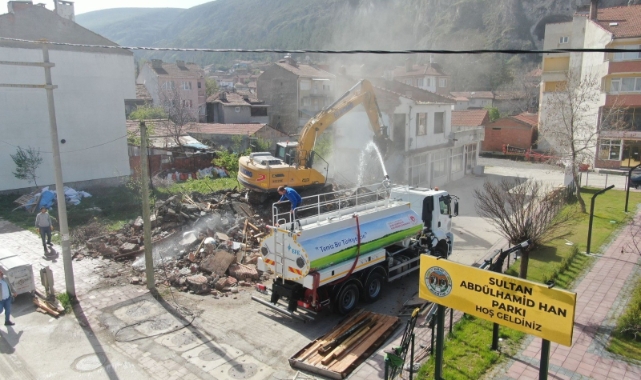 İnönü'de tehlike yaratan binaların yıkımı devam ediyor