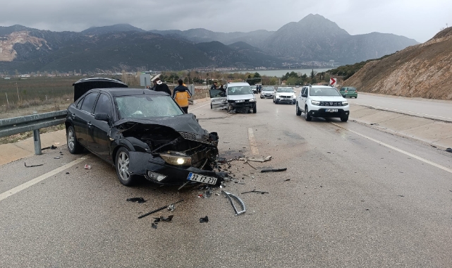Isparta'da iki araç kafa kafaya çarpıştı! 3'ü ağır 8 yaralı