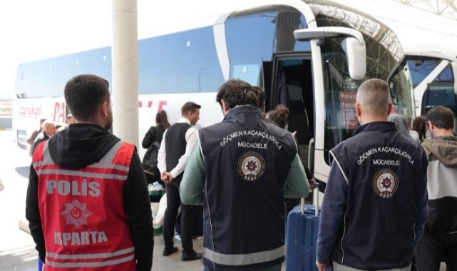 Isparta’da yakalanan 9 göçmen sınır dışı edildi