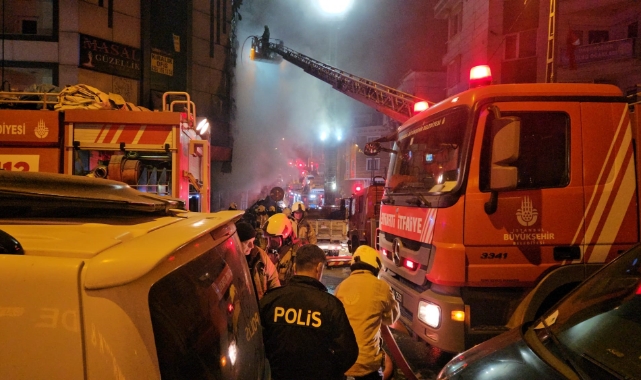 İstanbul'da yangın binalara ve araçlara sıçradı