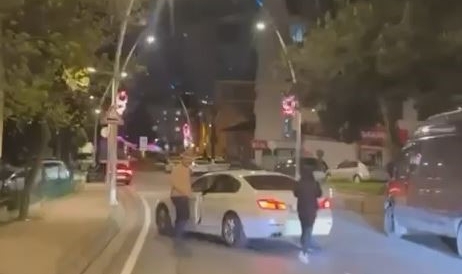 İstanbul'da yol kesip aracı yumruklayan sürücü kamerada