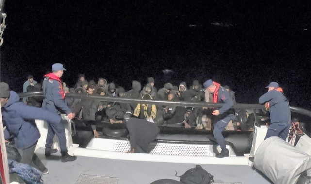 İzmir açıklarında 46 düzensiz göçmen lastik botta yakalandı