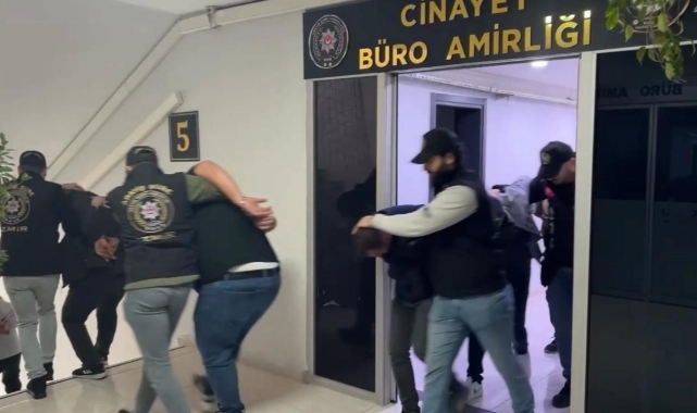 İzmir’de müzikhol önünde silahlı kavga! 3 ölü
