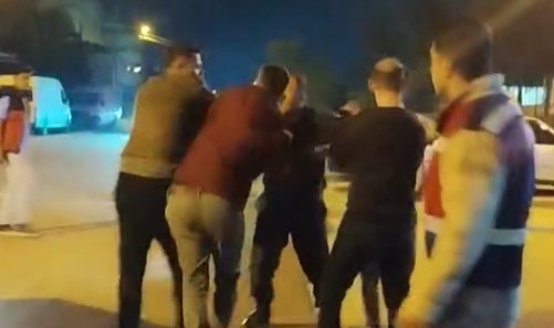 Kahramanmaraş'ta husumetli aileler arasında karakol çıkışı kavga! 1 ağır yaralı
