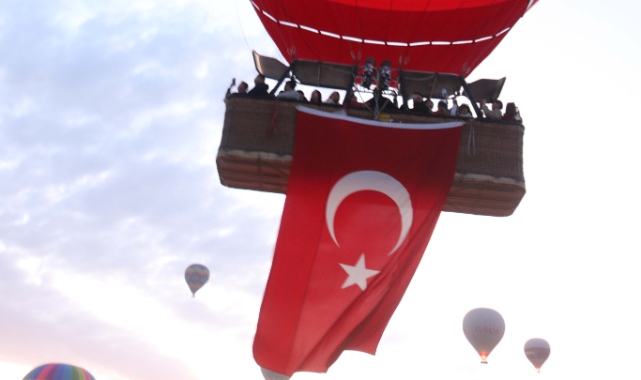 Kapadokya'da balonlar Türk bayraklarıyla havalandı