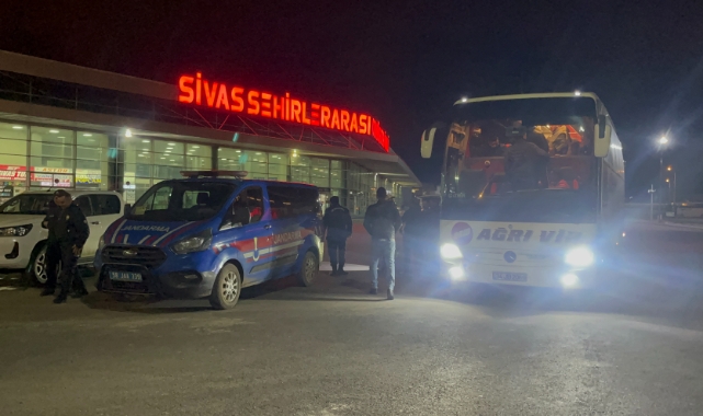 Kara yolu üzerinde bir aracın çarptığı yaya öldü, kaçan sürücü aranıyor