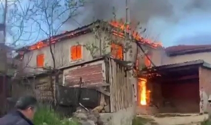 Karabük'te iki katlı ev alev alev yandı