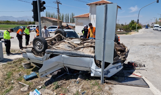 Karaman'da çarpışan otomobillerden birisi ters döndü