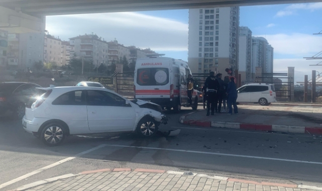 Karaman'da iki otomobil kavşakta çarpıştı! 1 yaralı