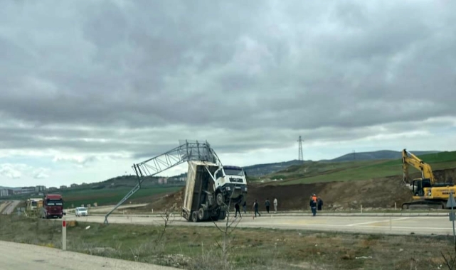 Kasası yön tabelasına takılan kamyon şaha kalktı