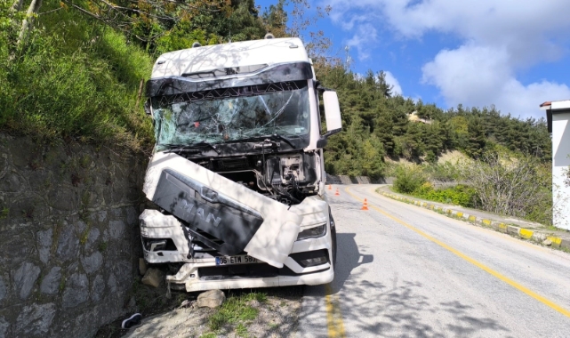 Kastamonu'da beton mikseri istinat duvarına çarptı: 2 yaralı