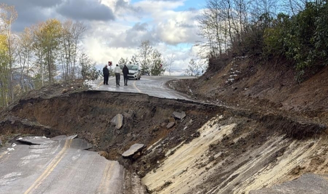 Kastamonu'da heyelan sebebiyle yol çöktü