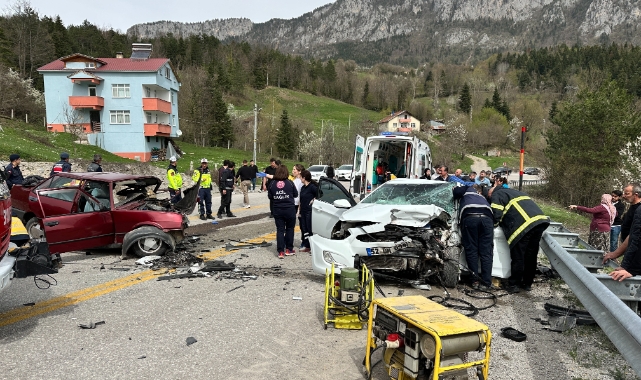 Kastamonu’da iki otomobil çarpıştı! 3 ölü, 4 yaralı