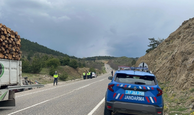 Kastamonu'da virajı alamayan otomobil şarampole devrildi! 3 yaralı