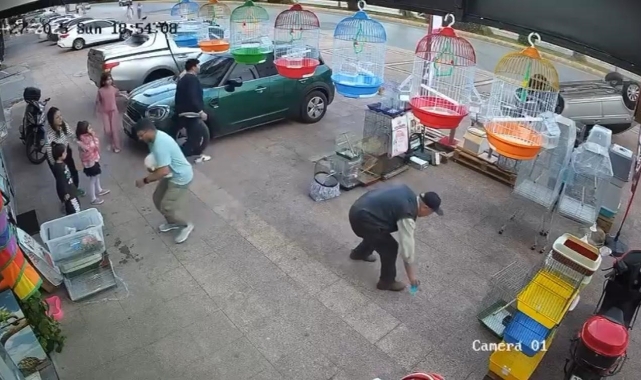Kayan otomobil kaldırıma çarpıp ters döndü