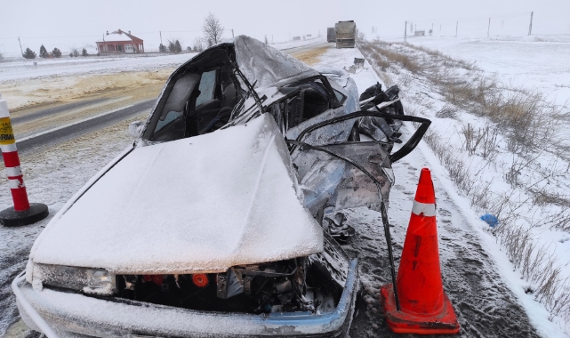 Kayseri'de otomobil kamyona çarptı: 2 ölü