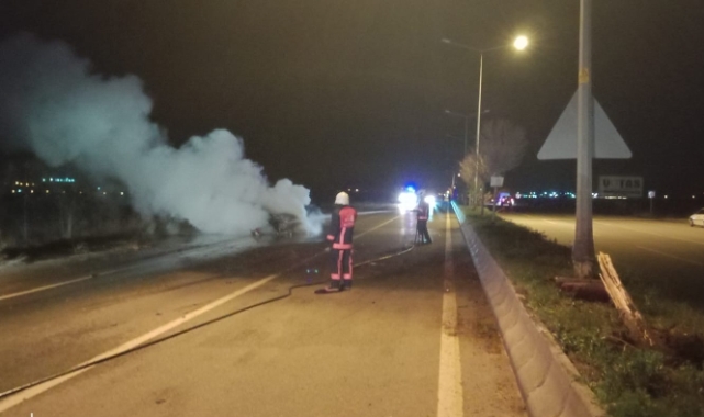 Kaza yapan otomobil yanmaya başladı