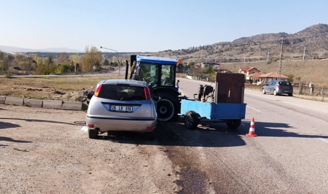Kırıkkale'de otomobil ile traktör çarpıştı: 3 jandarma yaralı