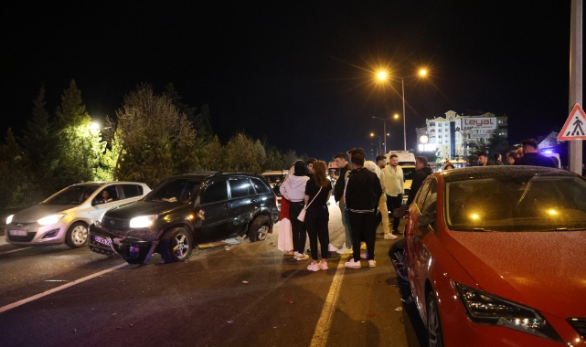 Kırmızı ışıkta bekleyen araçların arasına daldı