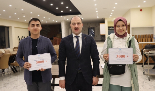 "Kitap Kurdu" öğrencileri ödüllendirdi