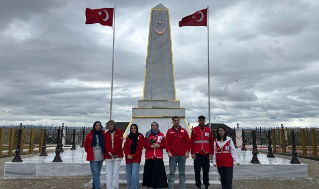 Kızılay gönüllülerinden şehitliğe ziyaret