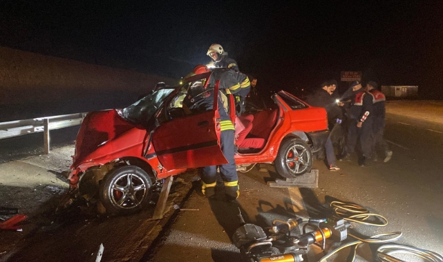 Kocaeli'de otomobil bariyerlere girdi! 2 ölü