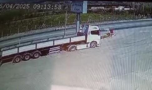 Kontrolden çıkan araç, toprak yığınına çaparak savruldu