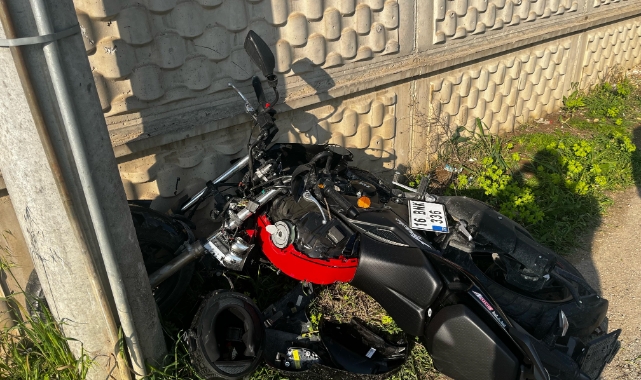 Kontrolden çıkan motosiklet direğe çarptı!