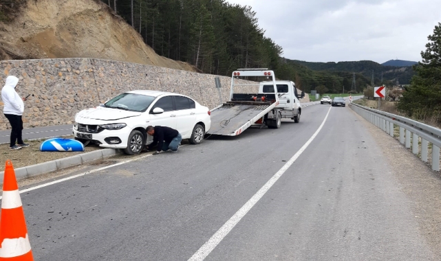 Kontrolden çıkan otomobil orta refüje savruldu