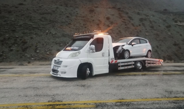 Kontrolden çıkan otomobil yol kenarındaki tabelaya çarptı!