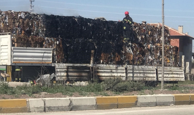 Konya'da hurda ve kağıt taşıyan tırın dorsesinde yangın