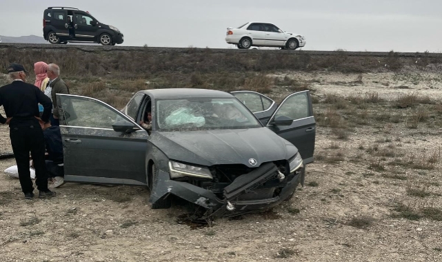 Konya'da yoldan çıkan otomobil boş araziye inerek durabildi! 5 yaralı
