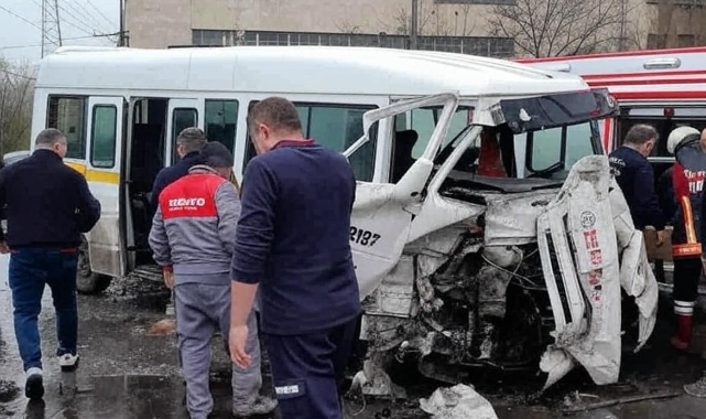 Kütahya'da işçi servisi tıra çarptı! 9 yaralı