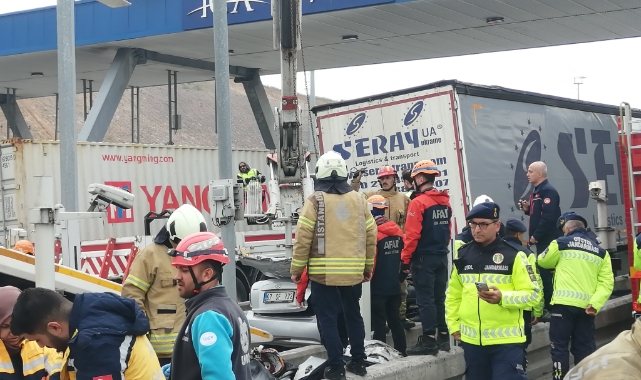 Kuzey Marmara Otoyolu'nda otomobil tırın altına girdi! 4 ölü