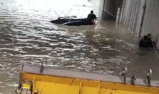 Mahsur kalan sürücüyü kepçe operatörü kurtardı