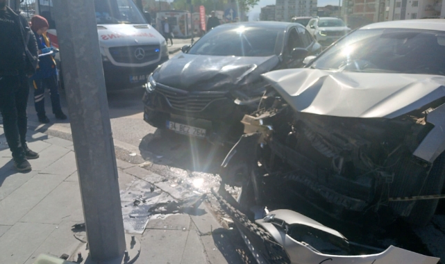 Malatya'da iki otomobil çarpıştı! 3 yaralı