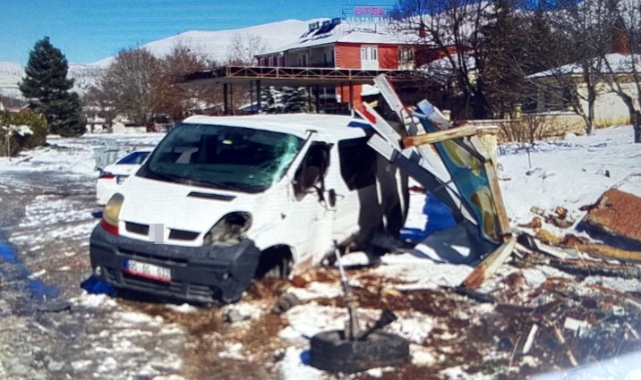 Malatya’da otomobil reklam panosuna çarptı! 2 yaralı