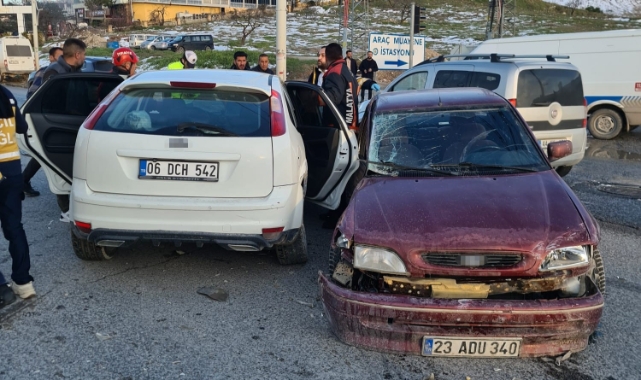 Malatya'da üç araçlı zincirleme kaza! 4 yaralı