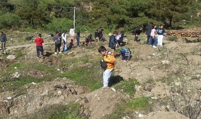 Manisa'da öğrencilerden fidan dikerek geleceğe katkı