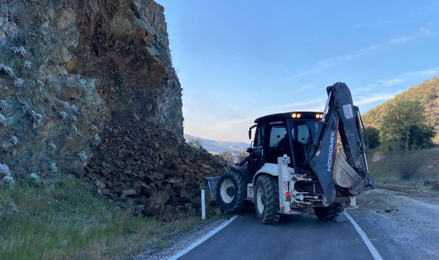 Manisa Demirci'de heyelan yolu kapattı