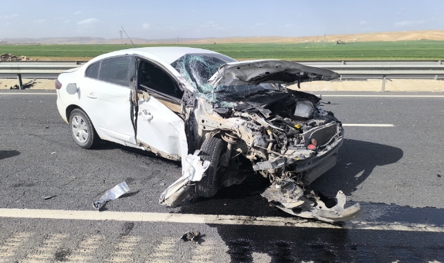 Mardin’de otomobil demir bariyerlere çarptı: 1 yaralı