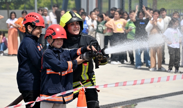 Mersin'de çocuklar bir günlüğüne itfaiyeci oldu