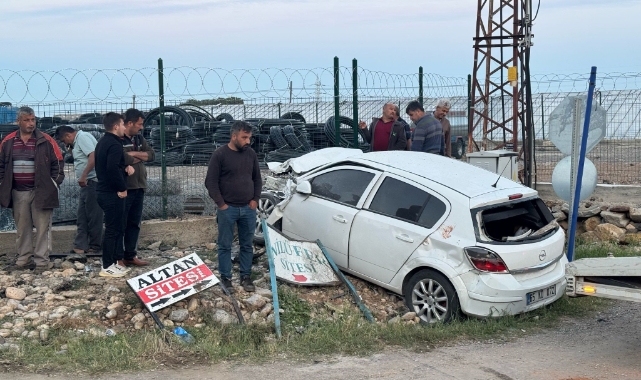 Mersin'de hızla gelen otomobil dönen kamyonete çarptı